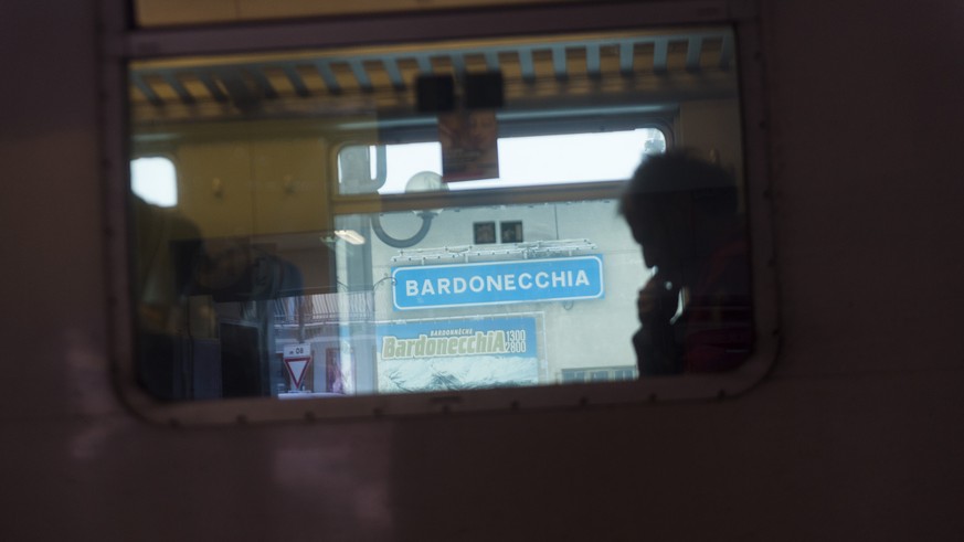 ZUR FLUECHTLINGSREPORTAGE «GEFAEHRLICHE REISE» VON PABLO GIANINAZZI INKLUSIVE SDA-TEXT, STELLEN WIR IHNEN FOLGENDES BILDMATERIAL ZUR VERFUEGUNG - Detail view of the window of a halted train and the le ...