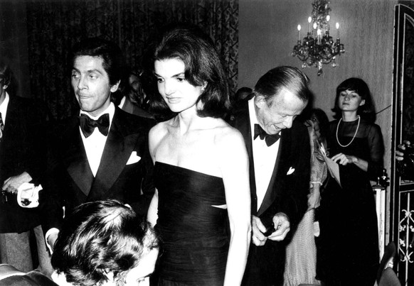 1977, New York, USA: JACQUELINE KENNEDY ONASSIS and Designer VALENTINO GARAVANI at the Pierre Hotel In New York City in 1977. New York USA - ZUMAg49_ 20110101_gaf_g49_134494 Copyright: xHyxSimonx
