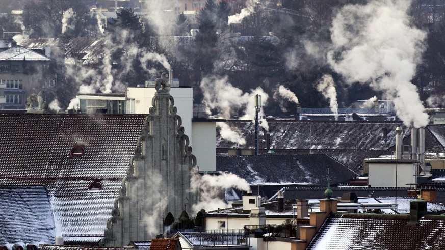 ARCHIV -- ZUM TAGESGESCHAEFT DER WINTERSESSION, AM DIENSTAG, 11. DEZEMBER 2018, STELLEN WIR IHNEN FOLGENDES THEMENBILD ZUR VERFUEGUNG -- Kamine dampfen am Freitag, 3. Februar 2012, in Zuerich. Die Kae ...