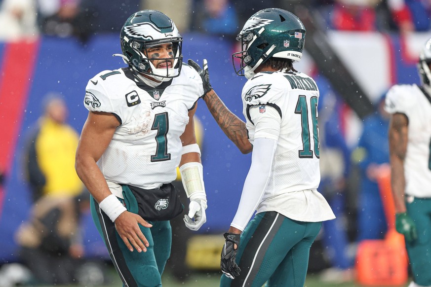 NFL, American Football Herren, USA Philadelphia Eagles at New York Giants Dec 11, 2022 East Rutherford, New Jersey, USA Philadelphia Eagles quarterback Jalen Hurts 1 celebrates his touchdown with wide ...