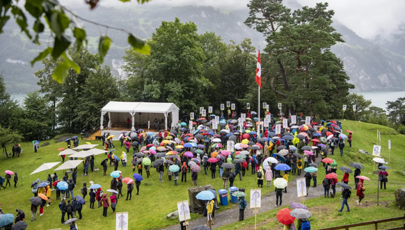 Der Regen verdirbt den Feiernden das Fest keineswegs – schliesslich gibt es ja Regenschirme.