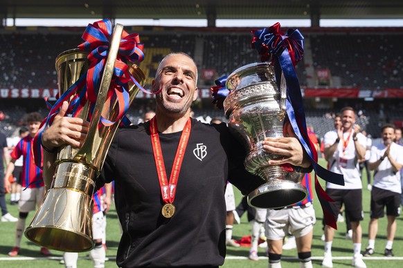 Trainer Fabio Celestini (FCB) mit dem Meister und Cup-Pokal nach dem 100. Schweizer Fussball Cup Final zwischen dem FC Biel-Bienne und FC Basel, am Sonntag 1. Juni 2025, im Stadion Wankdorf in Bern. ( ...