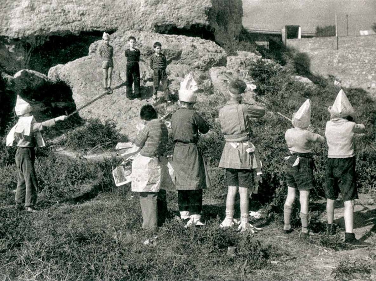 Children pretend to be a firing squad in Barcelona, Spain in 1936.
bild: https://theartstack.com/artist/agusti-centelles/jugant-matar