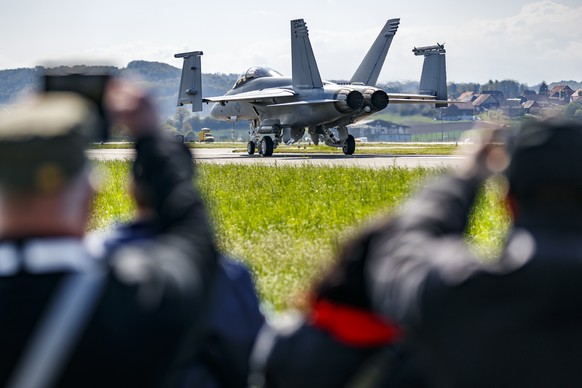 epa07538777 A Boeing F/A-18 Super Hornet fighter jet is pictured during a test and evaluation day at the Swiss Army airbase, in Payerne, Switzerland, 30 April 2019. EPA/VALENTIN FLAURAUD