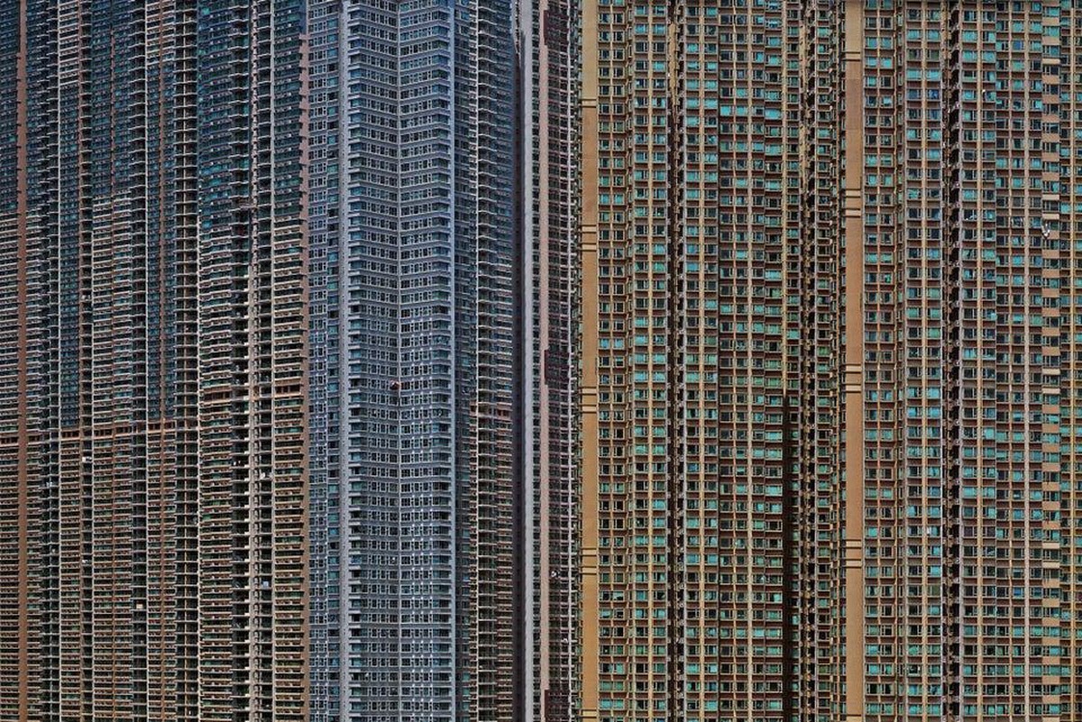 Unheimlich beklemmende Bilder von Städten, die aus einer Dystopie stammen könnten.