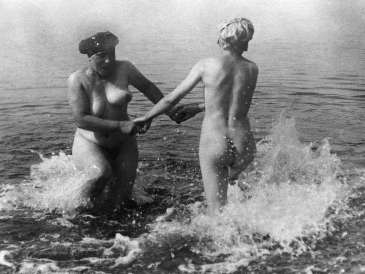 Fotograf: B. Labahn <BR> Aufnahmedatum: Um 1930 <BR> Systematik: <BR> Geschichte / Deutschland / 20. Jh. / Weimarer Republik / BevË†lkerung / Jugendliche / Freizeit / FreikË†rperkult ...
