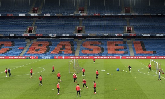 epa06323061 Switzerland&#039;s national soccer team players during a training session the day before the 2018 FIFA World Cup play-off second leg soccer match between Switzerland and Northern Ireland,  ...