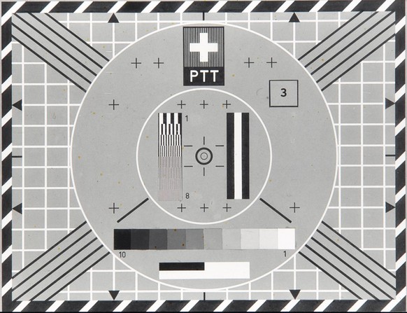 Das 1958 eingeführte Testbild des Schweizer Fernsehens. Im Feld mit der Nummer 3 lässt sich codiert als Zahl oder Buchstabe der Ursprungsort (Sendestation, Studio, Reportagewagen) eruieren.