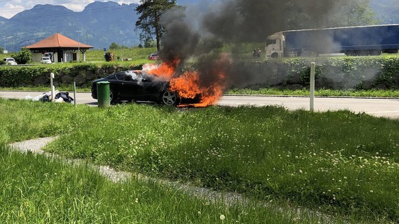 Ferrari in Kriessern abgebrannt. Am Mittwoch (02.06.2021), gegen 13:30 Uhr, ist es auf der Autobahn A13, beim Rastplatz Kriessern West, zu einem Fahrzeugbrand gekommen. Der 66-jährige Autofahrer konnt ...