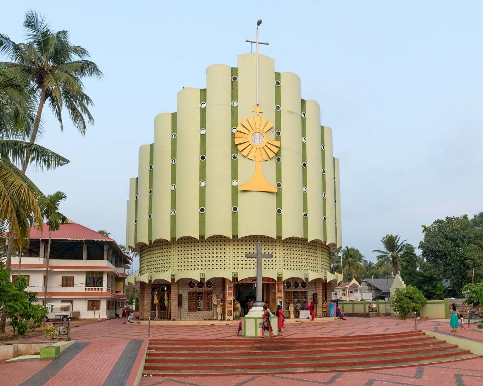 Hybrid Modernism. Churches in Kerala
2014- 2016



Nach der Unabhängigkeit im Jahr 1947 wollte sich die indische Kirche vom historisierenden Baustil der Kolonialherren differenzieren und nahm moderne  ...