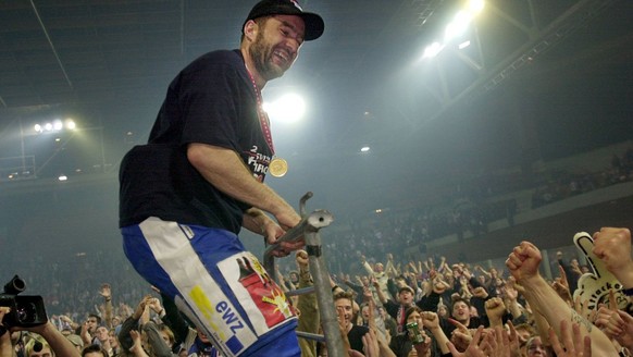 Andreas Zehnder und die uebrigen Spieler der ZSC Lions sind am fruehen Sonntagmorgen, 8. April 2001, im Zuercher Hallenstadion von etwa 10.000 Fans frenetisch gefeiert worden. Mit einem 2-1 Sieg beim  ...