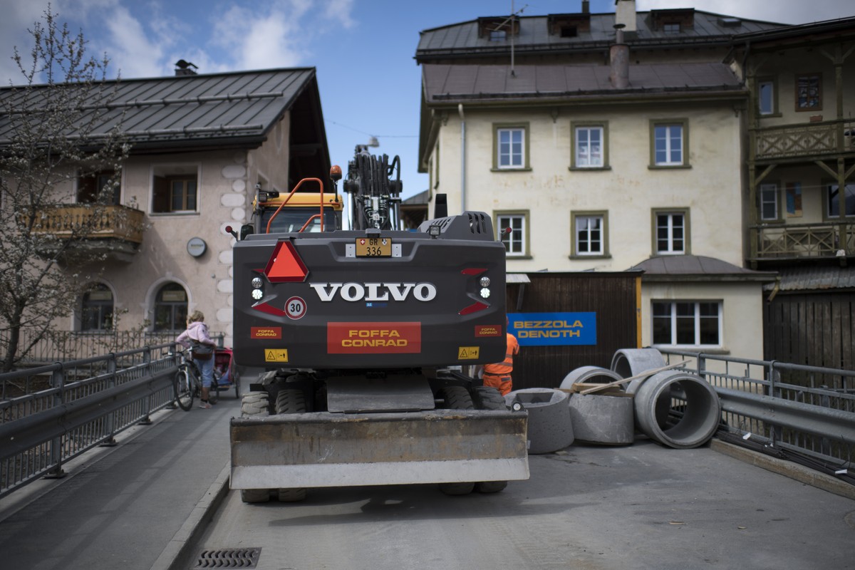 Blick auf eine Baustelle der Firman Bezzola Denoth und Foffa Conrad, am Donnerstag, 26. April 2018, in Scuol. Wie die Wettbewerbskommission WEKO mitteilt, buesst sie sieben Bauunternehmen im Unterenga ...