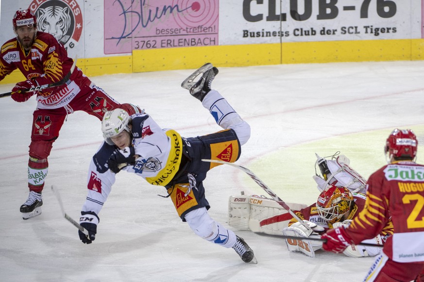 Tigers, Goalie Ivars Punnenovs, rechts, kaempft um den Puck, gegen Zugs, Sven Senteler, rechts, waehrend dem Meisterschaftsspiel der National League, zwischen den SCL Tigers und die EV Zug, am Freitag ...