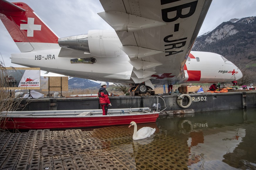 Der Rega Ambulanzjet CL-604, HB-JRA wird am Freitag, 8. Maerz 2019 auf ein Ponton hehievt, dies anlaesslich des Transports vom Flugplatz Alpnach über den Vierwaldstaettersee nach Luzern ins Verkehrsha ...