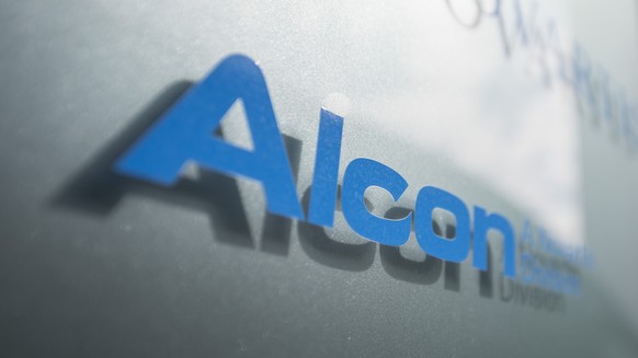 ARCHIVBILD ZUM VERBLEIB DES ALCON HAUPTSITZES IN DER SCHWEIZ, NACH DER ABSPALTUNG VON NOVARTIS, AM DIENSTAG, 11. SEPTEMBER 2018 - Ein Logo von Alcon am Hauptsitz in Hueneberg, am Mittwoch, 4. Juli 201 ...