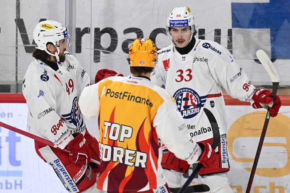 Rapperswils Victor Rask, PostFinance Top Scorer Malte Stroemwall, Valentin Hofer, von links, jubeln beim Eishockey-Qualifikationsspiel der National League, zwischen den SCL Tigers und den SC Rapperswi ...