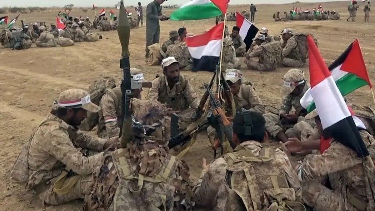 Huthi-Kämpfer mit Palästinenser-Flagge im Jemen.