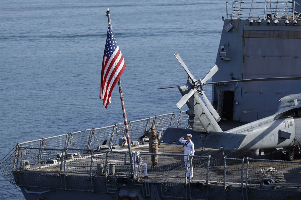 epa13167068 Members of the US Armed Forces salute after raising a US flag aboard the USS Gridley missile destroyer prior to the closing ceremony of the PANAMAX 2026 multinational military exercises, i ...