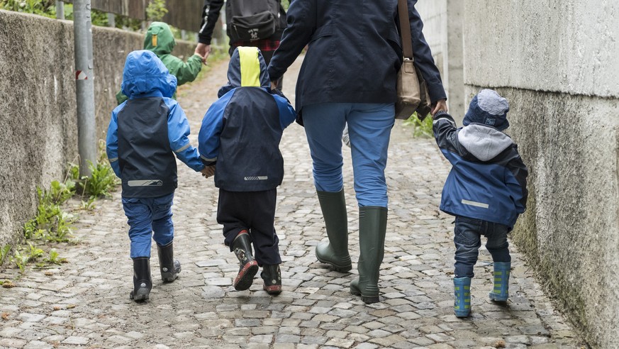 Eine Gruppe Kita Kinder und ihre Betreuerinnen gehen auf einen Spaziergang, bei den neurenovierten Kindertagesstaetten Tagi und Kita Lorraine in Bern, am Donnerstag, 12. Mai 2016. (KEYSTONE/Alessandro ...