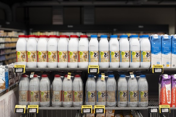 Milch- und Käse-Regale der Migros Appenzell, fotografiert am Mittwoch 23. Juli 2025 im Appenzell. (KEYSTONE/Gaetan Bally)
