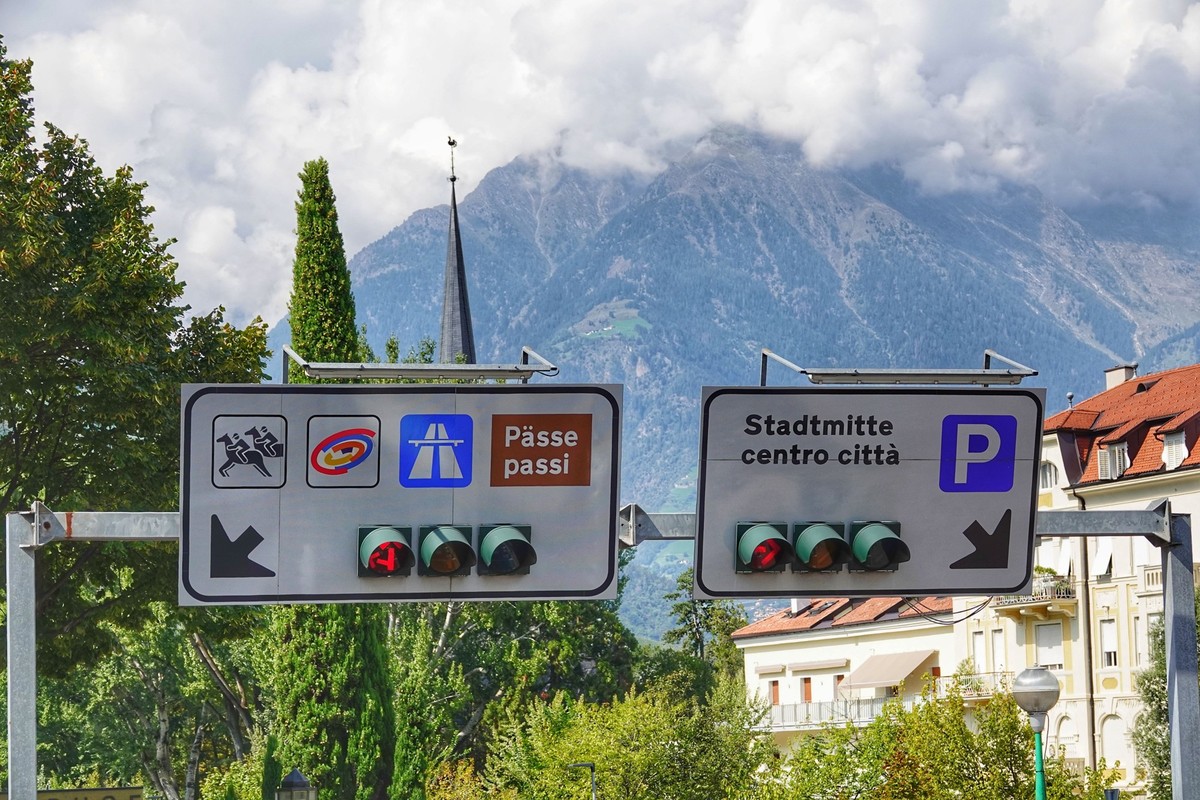 RECORD DATE NOT STATED The street signs in the center of Meran, South Tyrol, Italy. *** der Stra