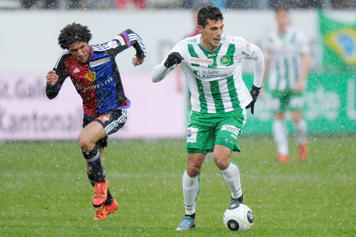 Der Ball klebt am Fuss: Danijel Aleksic streichelt den Ball.