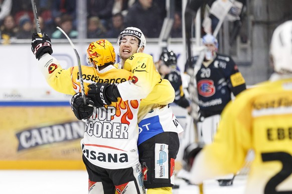 La joie du top scorer bernois Mark Arcobello, gauche, et de l&#039;attaquant bernois Simon Moser, droite, lors de la rencontre du championnat suisse de hockey sur glace de National League entre le HC  ...