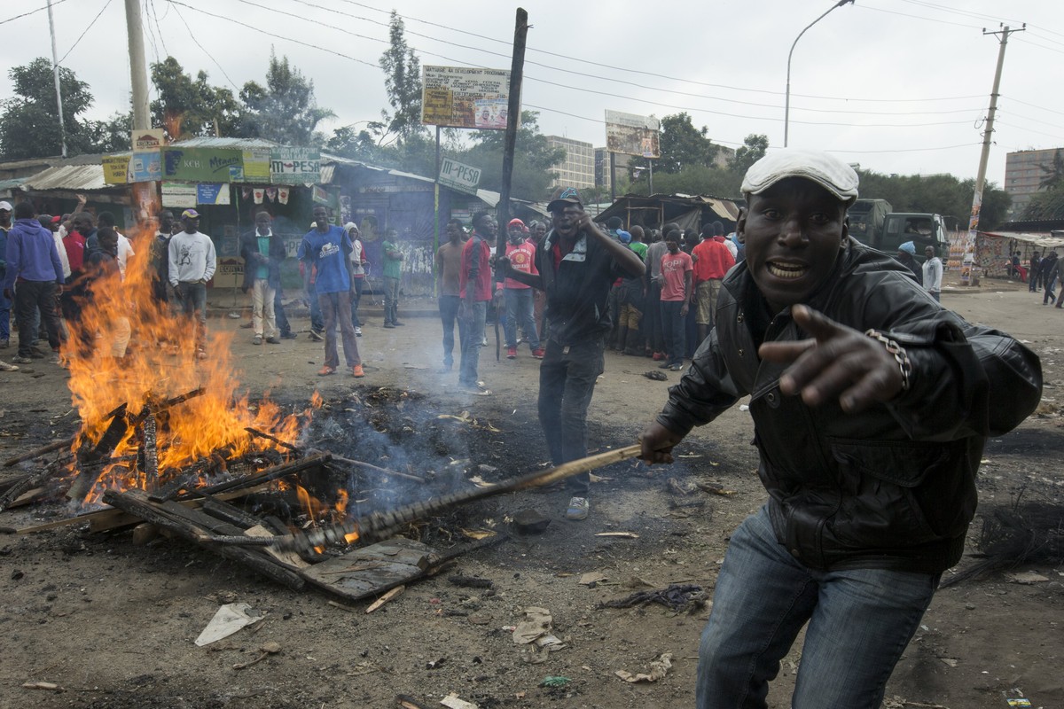 epa06133407 Supporters of Raila Odinga, leader of the National Super Alliance (NASA) coalition are on the verge of violent protest as the final votes from Kenya's general election are counted in  ...