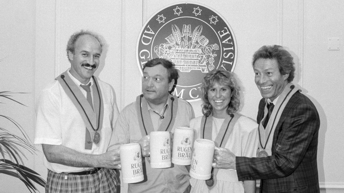 Simon Schenk, Erich von Daeniken, Denise Biellmann und Beny Rehmann, von links nach rechts, erhalten den Schweizer Bierorden "ad gloriam cervesiae", frei uebersetzt: Wider den bierischen Ern ...
