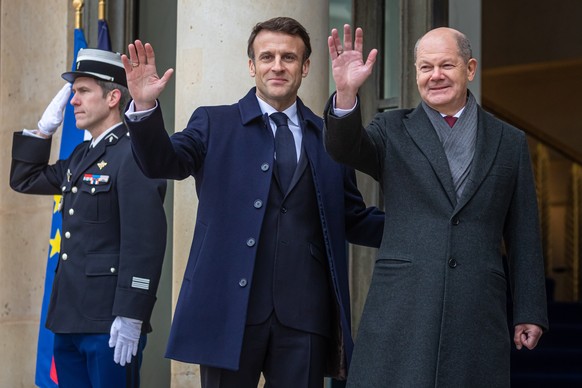epa10423004 French President Emmanuel Macron (L) welcomes German Chancellor Olaf Scholz (R) to a Franco-German Council of Ministers as part of the 60th Anniversary of the Elysee Treaty at Elysee Pa...