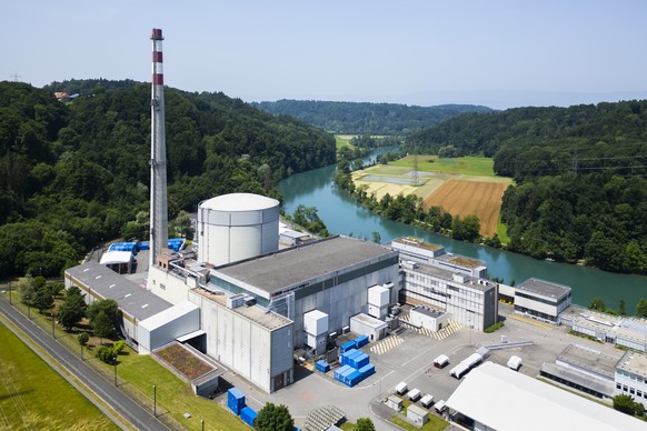 KEYPIX - Das Kernkraftwerk Muehleberg mit dem Reaktorgebaeude, am Freitag, 13. Juni 2025 in Muehleberg. Der Rueckbau des Kernkraftwerks dauert bis 2034. (KEYSTONE/Peter Klaunzer)