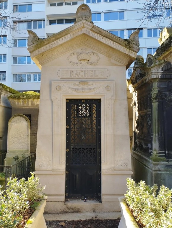 Heute kann man Rachels Grab im jüdischen Bereich des Pariser Friedhofs Père Lachaise besuchen.
https://commons.wikimedia.org/wiki/File:%C3%89lisabeth_Rachel_F%C3%A9lix_tombe.jpg#/media/File:%C3%89lisa ...