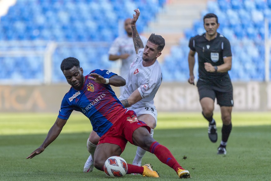 Basels Afimico Pululu, links, im Kampf um den Ball gegen Vaduz&#039; Sandro Wieser, rechts, im Fussball Meisterschaftsspiel der Super League zwischen dem FC Basel 1893 und dem FC Vaduz im Stadion St.  ...