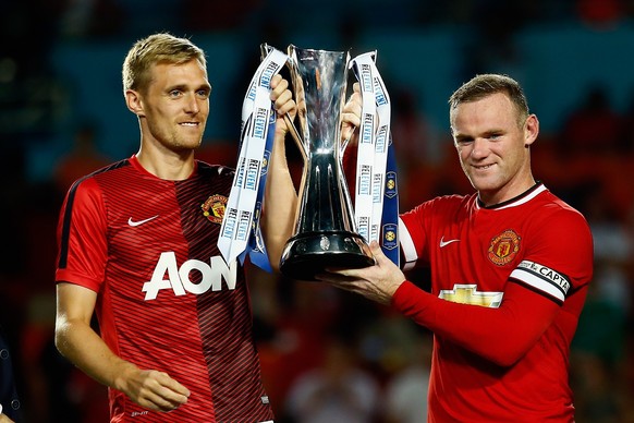 Darren Fletcher und Wayne Rooney mit der Trophäe.