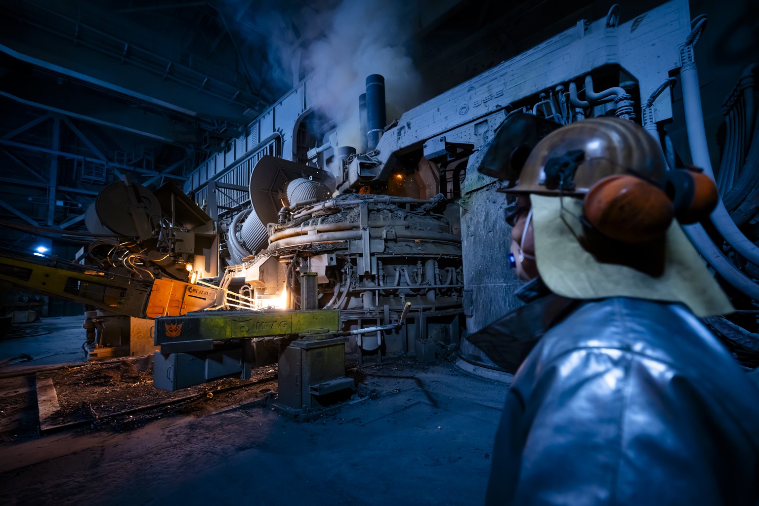 ARCHIVBILD ZUM STELLENABBAU BEI SWISS STEEL --- Ein Arbeiter ueberwacht den grossen Schmelzofen im Stahlwerk der Steeltec AG, am Montag, 22. April 2024 in Emmenbruecke. Die Steeltec AG gehoert auf dem ...