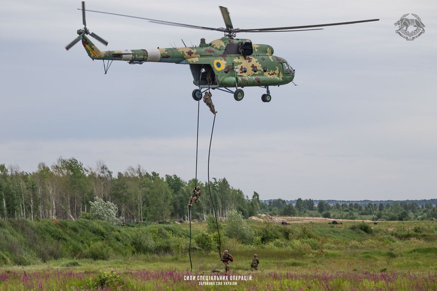 Der Hubschrauber ist das bevorzugte Transportmittel. Die ukrainischen Elitesoldaten nahmen auch regelmässig an internationalen Militärübungen teil.