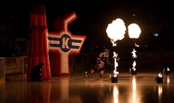 Der Kloten Spieler Lukas Stoop, links, im Kampf um den Puck gegen den Zuerich Spieler Patrick Thoresen, rechts, in der Schweizer National League A Partie zwischen dem EHC Kloten und den ZSC Lions in d ...