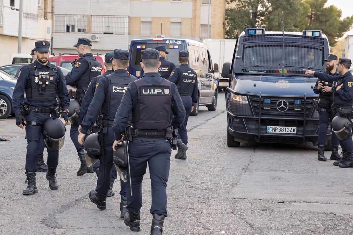 epa11666515 Spain's National Police patrol during the second phase of the operation 'Vulcano' against drug dealing at the impoverished neighborhood of Las Tres Mil Viviendas (literally, ...