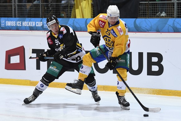 Wetzikon Spieler Nino Schaeppi, links, im Kampf um den Puck gegen den Davos Spieler Chris Egli, rechts, im Eishockey Sechzehntelfinal Cupspiel zwischen dem EHC Wetzikon und dem HC Davos in der Kunstei ...