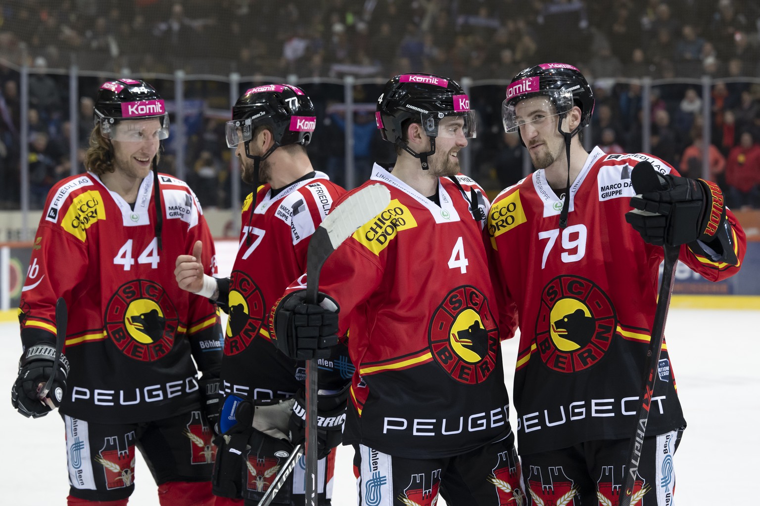 Berns Jesse Zgraggen, links, Berns Colton Sceviour, Berns Joshua Teves, und Berns Thierry Bader, von links, jubeln nach dem Sieg zum 5-0, beim Eishockey Pre Playoff, Spiel 3, der National League zwisc ...