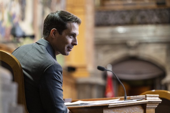 Thierry Burkart, FDP-AG, spricht mit einem Ratskollegen, an der Fruehjahrssession der Eidgenoessischen Raete, am Mittwoch, 2. Maerz 2022 im Staenderat in Bern. (KEYSTONE/Alessandro della Valle)