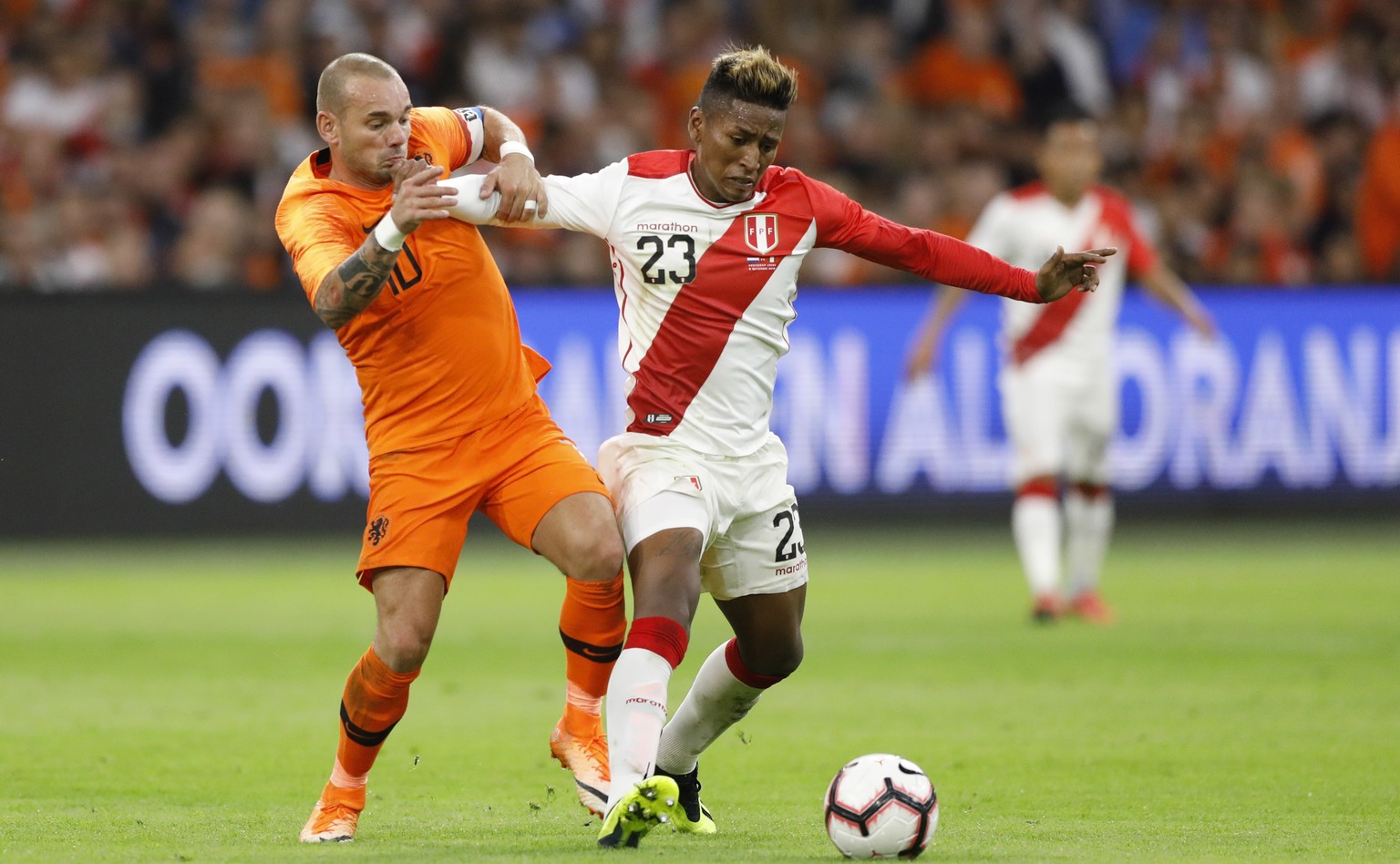 Wesley Sneijder of The Netherlands, left, and Peru&#039;s Pedro Aquino vie for the ball during the international friendly soccer match at the Johan Cruijff ArenA in Amsterdam, Netherlands, Thursday, S ...