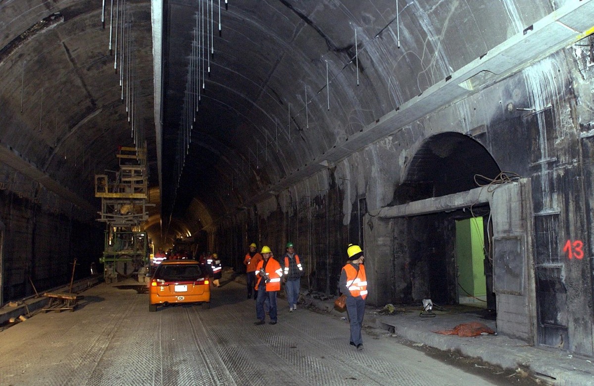 Im Gotthard-Strassentunnel sind die Wiederherstellungsarbeiten am Montag, 3. Dezember 2001 im Gange. Nach dem Unfall vom 24. Oktober nahmen die Raeumungsarbeiten einen Monat in Anspruch, jetzt sollen  ...