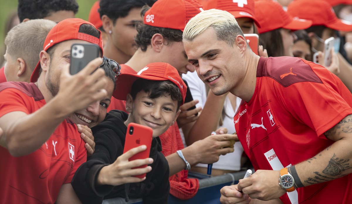 Granit Xhaka der Schweizer Nationalmannschaft posiert fuer Selfies nach ihrem Ausscheiden im Viertelfinal der Fussball Europameisterschaft 2020 am Flughafen in Zuerich, aufgenommen am Samstag, 3. Juli ...