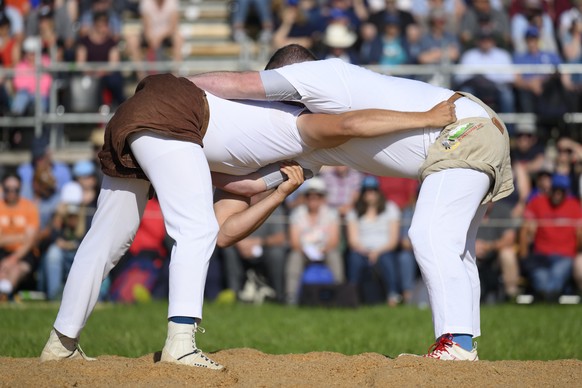 Kilian von Weissenfluh, rechts, kaempft gegen Florian Gnaegi, links, im ersten Gang, am Emmentalischen Schwingfest, am Donnerstag, 26. Mai 2022 in Hasle-Rueegsau. (KEYSTONE/Anthony Anex)