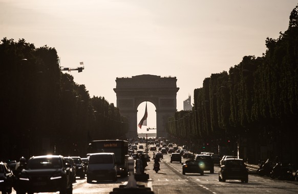 epaselect epa08448695 View of the Arc de Triomphe in Avenue des Champs-Elysees in the 8th arrondissement, in Paris, France, 27 May 2020. France has begun a gradual lifting of COVID-19 lockdown restric ...