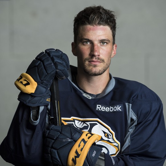 Roman Josi, Schweizer Eishockeyspieler unter Vertrag bei den Nashville Predators in der National Hockey League NHL, posiert nach einem Eistraining am Dienstag, 15. August 2017, in Bern. (KEYSTONE/Pete ...