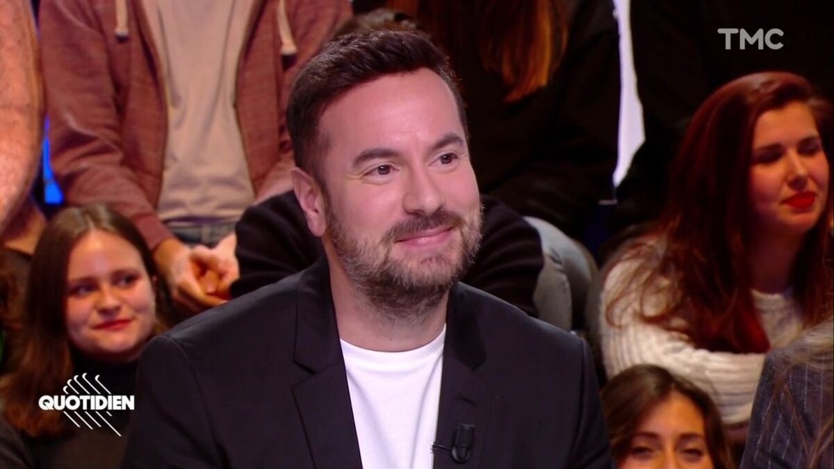 Kyan Khojandi a des cheveux et Twitter n'en croit pas ses yeux.