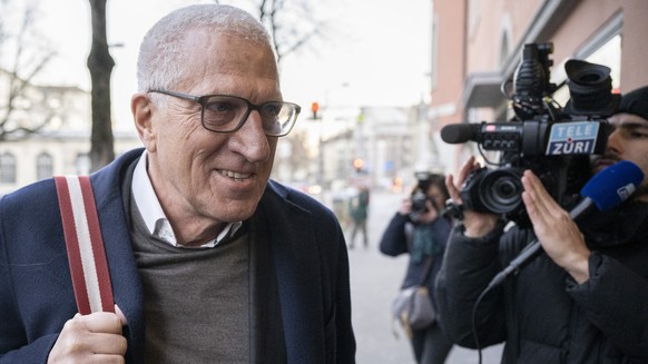 Der ehemalige Raiffeisenchef Pierin Vincenz erscheint zum Raiffeisen-Prozess des Zuercher Bezirksgerichts vor dem Volkshaus, am Mittwoch, 9. Februar 2022, in Zuerich. Die Staatsanwaltschaft wirft dem  ...