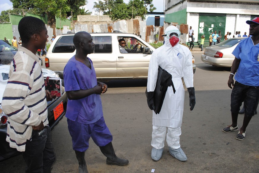 Ein Helfer in der liberianischen Hauptstadt Monrovia auf dem Weg zu einem Ebola-Opfer.&nbsp;